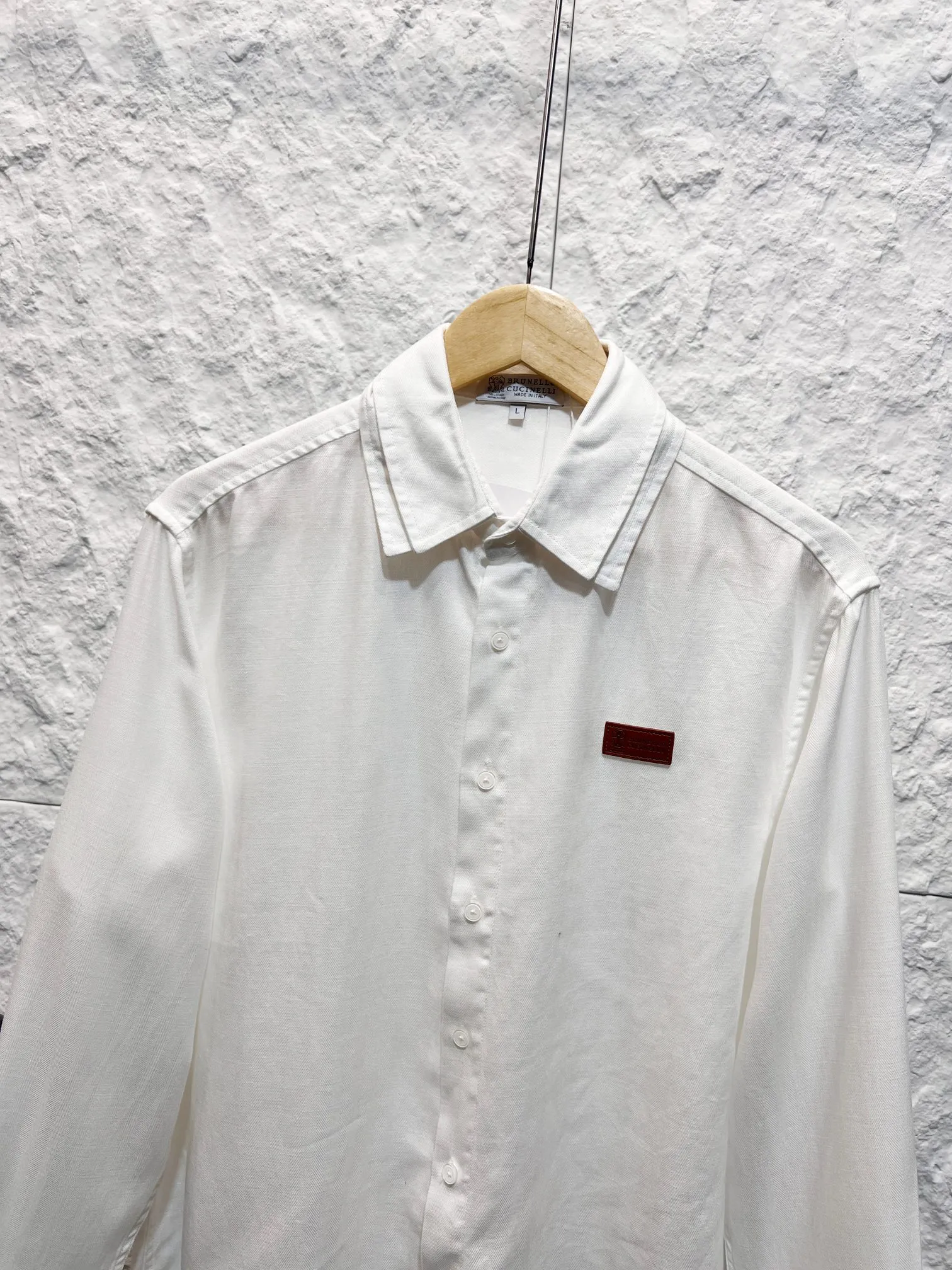 Brunello Cucinelli (in stock for a long time) lyocell linen-cotton blend casual shirt, hand-stitched leather logo, double-layer lapel, relaxed casual fit, Tencel linen-cotton washed long-sleeved shirt, double-layer collar, small leather patch on the chest, soft wash ready-to-wear, loose shoulder drop. Same Style for Men and Women Color: Champagne White Black Sizes: M-3XL (Worry-free after-sales service)